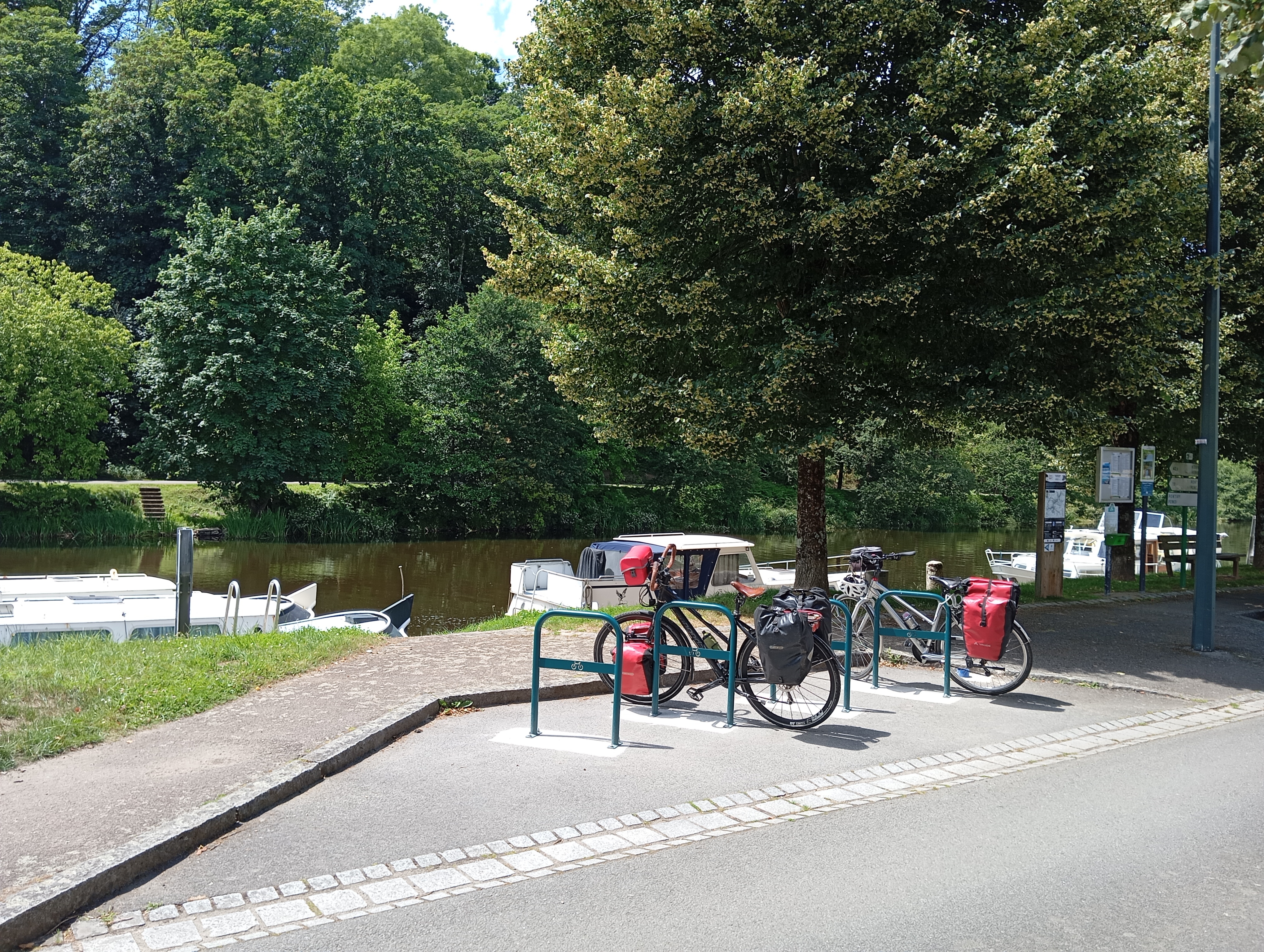 Rack vélo_Accueil Vélo_Vallée du Blavet Tourisme_Saint-Nicolas-des-Eaux_Pluméliau-Bieuzy (1)