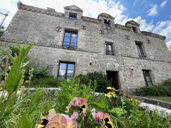 2_location_Gîte_d'étape-hostel_ Ty Bihui_façade_fleurs_Pluméliau-Bieuzy_Vallée du Blavet