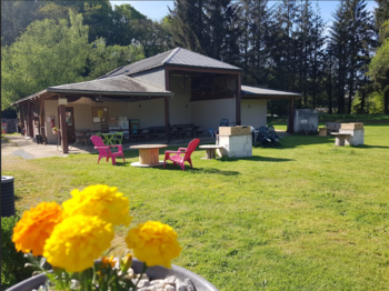 26_Camping Pont-Augan_espace couvert_préau_Baud_Vallée du Blavet.PNG