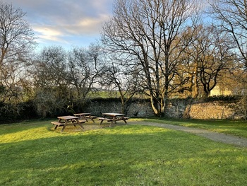 7-jardin clos avec ses tables pique niques_Ty Bihui_Pluméliau-Bieuzy_étape_hostel_Vallée du Blavet