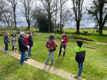 impa_Village-de-l-an-mil-visite-de-la-riviere-Melrand.jpg