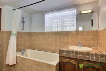 impg_Location-Domaine-de-Lann-Kerhuerh-Hortensia-salle-de-bain1-La-Chapelle-Neuve-Gites-de-France.jpg