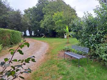 impg_Location-vacances-Gites-du-Rhun-Fuschia-jardin-Plumeliau-Bieuzy-Gites-de-France-Morbihan.jpg