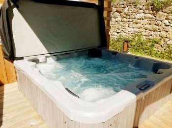 impg_Location-vacances-gites-a-fleur-d-eau-Thalia-spa-Saint-Barthelemy-Gites-de-France.jpg