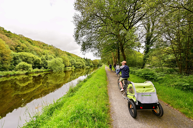 vélo groupe de dos chemin halage_Pluméliau-Bieuzy_L'Ecluserie©Kersuzan Loïc